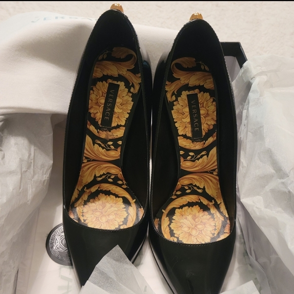 Authentic Versace patent heels - Picture 2 of 7